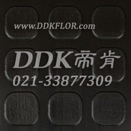 黑灰色地面防滑耐磨地膠樣板圖片，帝肯(DDK)_X600（KS系列|百勝）效果圖，凈化車間地板,工廠車間地膠,工廠車間地板革,無(wú)塵車間地板,車間pvc地板,車間用地板膠,車間塑膠地板,車間塑料防滑墊,車間地面膠皮,車間地膠墊,車間地毯,車間地板磚,車間地板,車間地墊,車間防滑地墊,車間防滑墊,車間防砸地板,食品車間地板,耐壓耐磨地毯,耐壓地板,耐磨防滑地板,耐磨地膠,耐酸堿pvc地板膠,耐酸堿地墊,耐酸堿地毯,耐酸堿膠墊,耐油防滑地墊,耐酸堿防腐蝕膠墊,耐磨地板,PVC地毯,pvc塑料地毯,廠房地毯,塑料防滑地毯,地面保護(hù)地毯,塑料地毯,塑膠地毯,工業(yè)地毯,工業(yè)塑料地毯,工業(yè)防滑地毯,工廠地毯,塑料橡膠地毯,橡膠地毯,橡膠防滑地毯,過(guò)道地毯,通道地毯,防滑地毯,靜音地毯,除塵地毯,防噪聲地毯,防滑毯,防水地毯,防噪音地毯,防塵地毯,防滑塑料毯,防污地毯,走道地毯,車庫(kù)塑料地毯,pvc防滑卷材,pvc塑膠地毯,pvc塑膠地板,工廠塑膠地板,工業(yè)塑膠地板,車庫(kù)塑膠地板,廠房防滑地膠,廠房地膠,地膠,圓點(diǎn),工業(yè)地膠,工廠地膠,工廠地板膠,工廠地板,防酸堿地膠墊