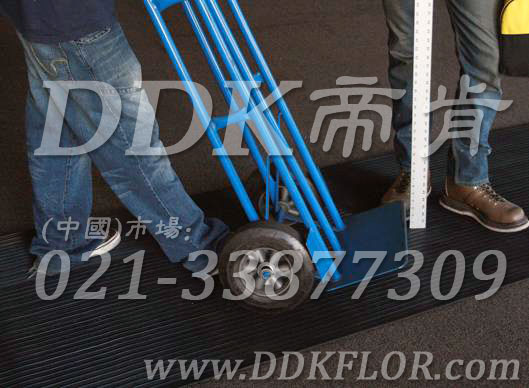 卷材黑色（1）_工廠車間用防滑耐磨地毯樣板圖片,帝肯(DDK)_S450_9979（工業(yè)車間地面防滑材料）效果圖,廠房地毯,廠房地膠,過道地毯,過道地墊,過道防滑墊,工廠車間地板革,維修車間地板,車間地墊,車間地毯,車間地膠墊,車間地面膠皮,車間塑料防滑墊,車間用地板膠,車間防滑地墊,車間防滑墊,車間防砸地板,工廠車間地膠,工業(yè)地毯,工業(yè)地膠,工業(yè)塑料地毯,工業(yè)地墊,工業(yè)地板膠,工業(yè)地板革,工業(yè)耐油地墊,工業(yè)走道地墊,工業(yè)防滑地毯,工業(yè)防滑墊,工廠地墊,工廠地毯,工廠地膠,工廠走道地墊,工業(yè)抗疲勞防滑墊,走道地墊,走道地毯,走道墊,塑料防滑地毯,橡膠地毯,耐壓耐磨地毯,走廊地毯,防滑地毯,防污地毯,防滑毯,防水地毯,防噪聲地毯,通道地毯,經(jīng)濟(jì)型抗疲勞地墊,抗疲勞腳墊,抗疲勞地毯,防疲勞地膠,防疲勞地毯,耐磨地膠,工廠用橡膠地墊,工廠防滑地墊,工廠防滑墊,pvc防滑地毯,pvc防滑地膠,PVC地毯,pvc地膠,pvc塑料地毯,pvc塑膠地毯,流水線地墊