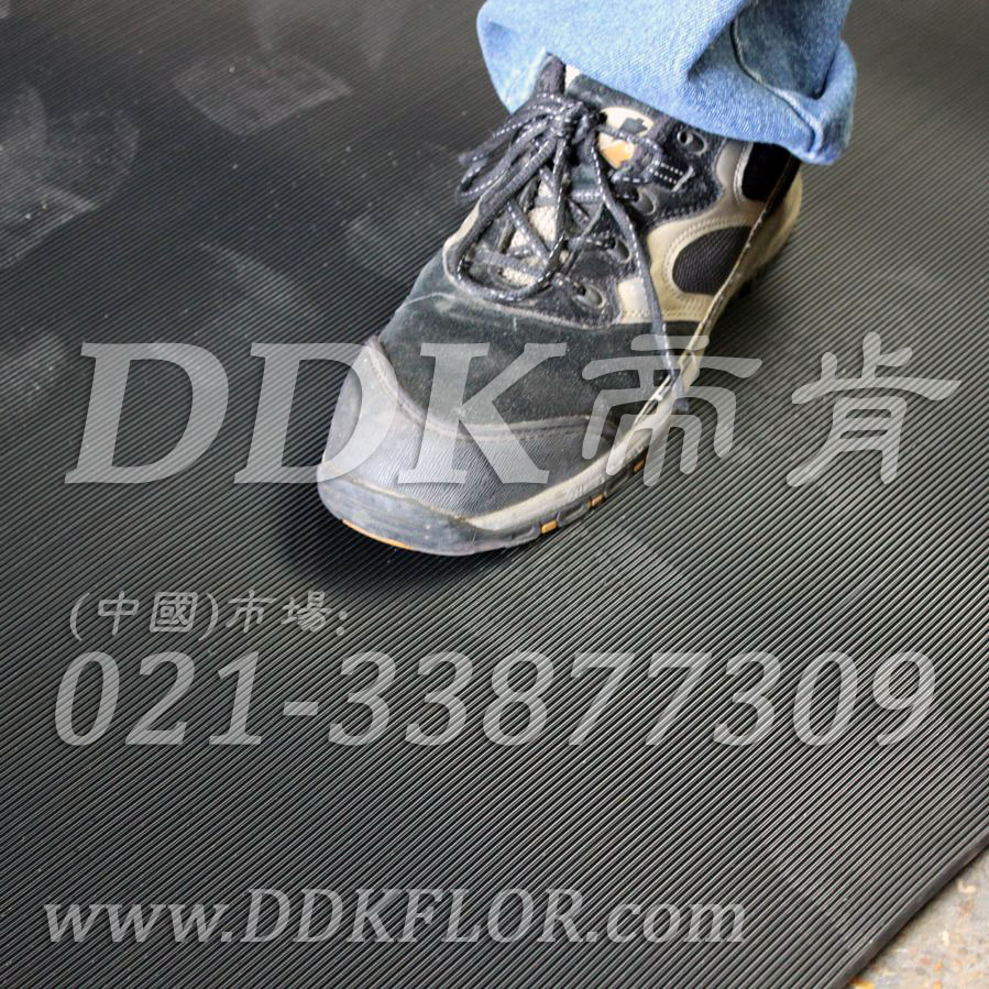 卷材黑色（2）_工廠車間用防滑耐磨地毯樣板圖片,帝肯(DDK)_S450_9979（工業(yè)車間地面防滑材料）效果圖,廠房地毯,廠房地膠,過道地毯,過道地墊,過道防滑墊,工廠車間地板革,維修車間地板,車間地墊,車間地毯,車間地膠墊,車間地面膠皮,車間塑料防滑墊,車間用地板膠,車間防滑地墊,車間防滑墊,車間防砸地板,工廠車間地膠,工業(yè)地毯,工業(yè)地膠,工業(yè)塑料地毯,工業(yè)地墊,工業(yè)地板膠,工業(yè)地板革,工業(yè)耐油地墊,工業(yè)走道地墊,工業(yè)防滑地毯,工業(yè)防滑墊,工廠地墊,工廠地毯,工廠地膠,工廠走道地墊,工業(yè)抗疲勞防滑墊,走道地墊,走道地毯,走道墊,塑料防滑地毯,橡膠地毯,耐壓耐磨地毯,走廊地毯,防滑地毯,防污地毯,防滑毯,防水地毯,防噪聲地毯,通道地毯,經(jīng)濟(jì)型抗疲勞地墊,抗疲勞腳墊,抗疲勞地毯,防疲勞地膠,防疲勞地毯,耐磨地膠,工廠用橡膠地墊,工廠防滑地墊,工廠防滑墊,pvc防滑地毯,pvc防滑地膠,PVC地毯,pvc地膠,pvc塑料地毯,pvc塑膠地毯,流水線地墊