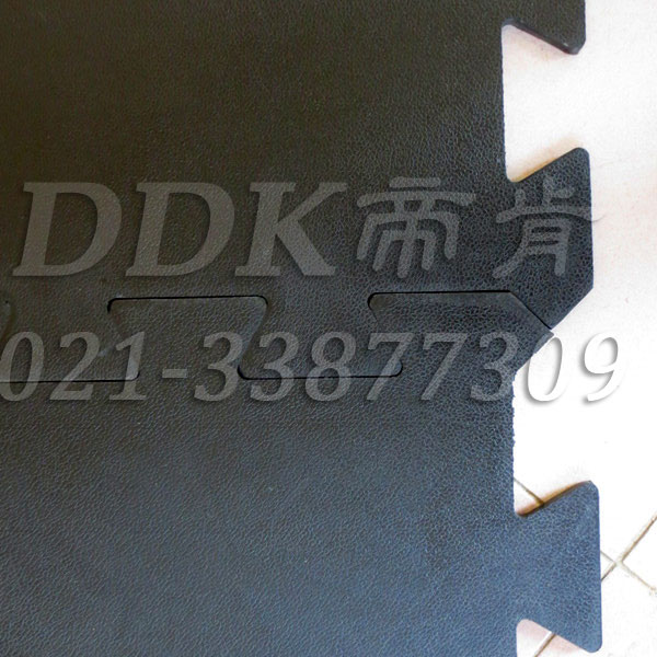 互扣連鎖安裝_黑色_重型工廠地板磚材料樣板圖片,帝肯(DDK)_4100（Honda|宏達）效果圖，互扣式地墊,PVC拼接地墊,可拼接展會塑膠地板,塑料拼裝地板,室外拼接地墊,塑料拼接地板,拼接地板,拼接式地墊,拼接式防滑墊,拼裝地墊,拼裝地板,拼裝地膠,防滑拼墊,組合式地墊,模塊地墊,模塊地板